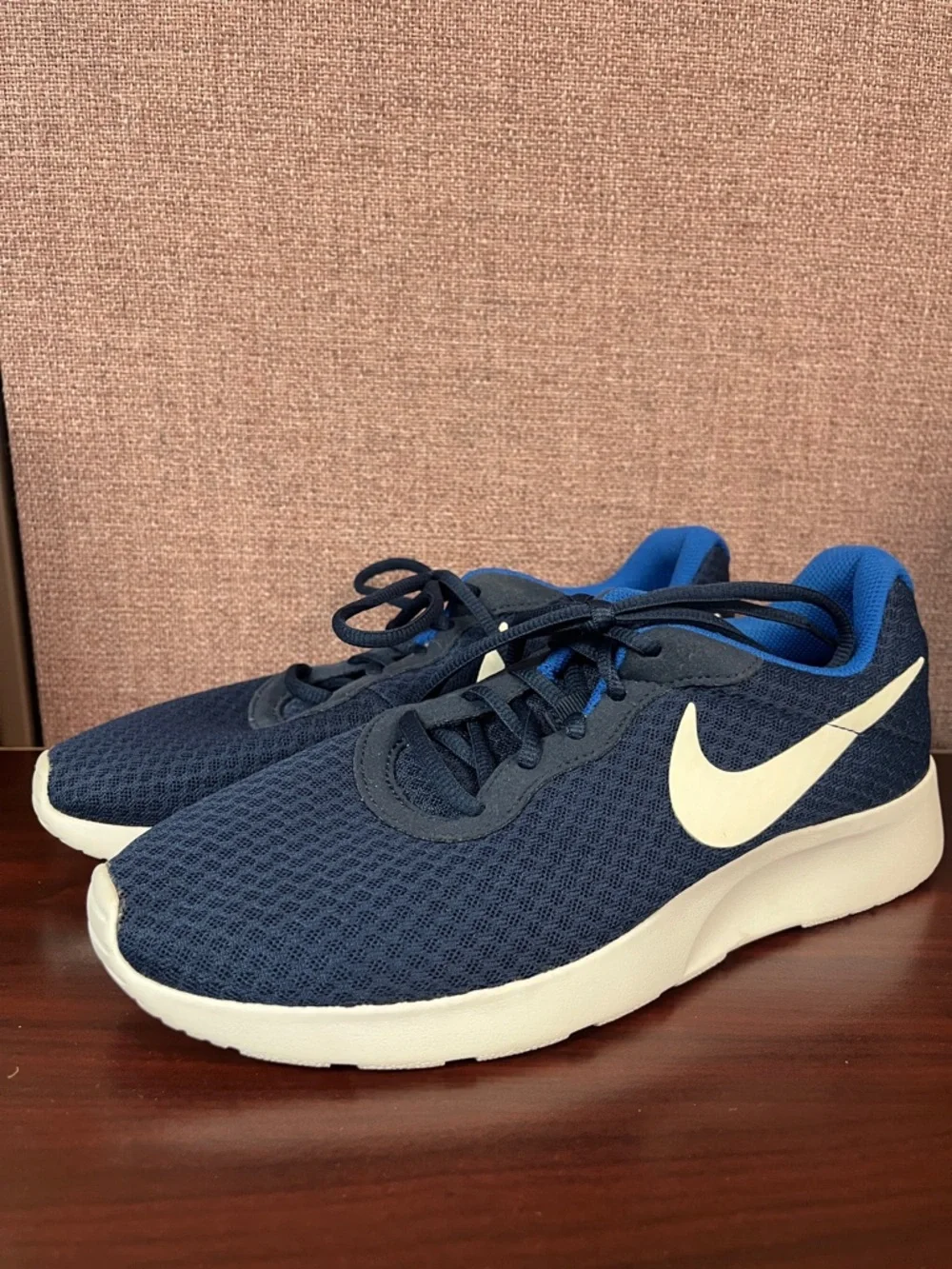 Nike Tanjun athletic sneakers with white swooshes. Blue size 7